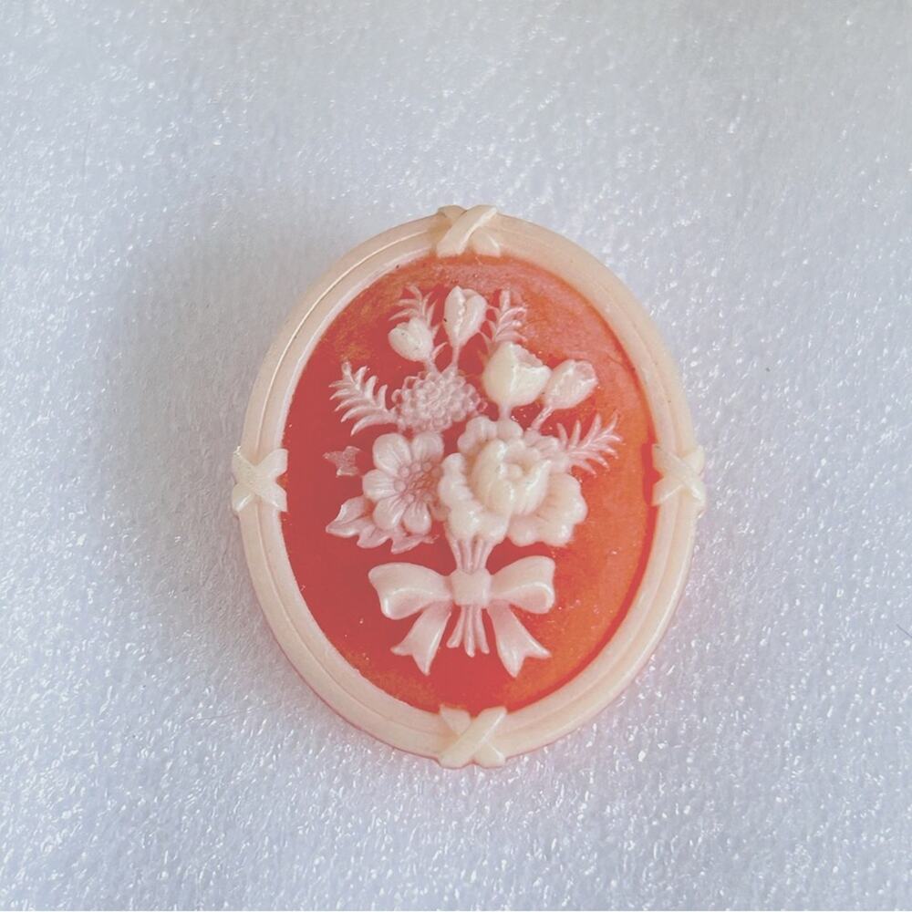 Vintage Avon Cameo Silouette Pin Brooch Signed